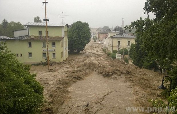 Nachdem der Damm gebrochen war, fegten die angestauten Wassermassen über Simbach am Inn weg. ? Foto: Geiring